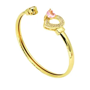 Élégant bracelet jonc ouvert doré orné d'une pierre de zircon rose en forme de cœur