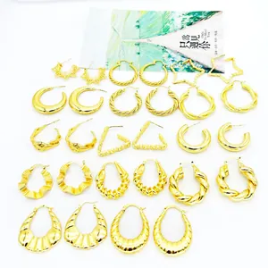 Boucles d'Oreilles Créoles Géométriques en Cuivre Plaqué Or 18K Mode Européenne Américaine Pour Femmes Creux en Forme de C Étoile Cœur Texturé