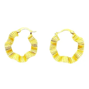 Boucles d'oreilles créoles ondulées dorées texturées avec placage en or 18 carats