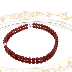 Collier vintage en perles d'agate rouge avec pierre œil de chat sur miroir