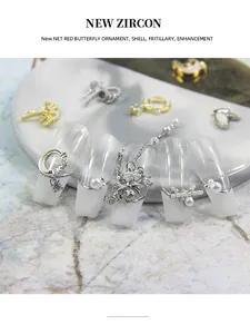 Gros plan détaillé de bijoux d'ongles 3D avec perles, zircons et motifs de papillons