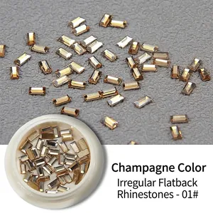 Vue macro de strass pour ongles rectangulaires champagne et leur petit contenant