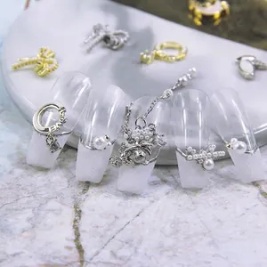 Charmes d'ongles 3D élégants avec zircone et perles pour des manucures étincelantes.