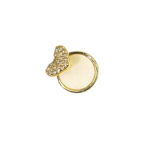 Charmant décor d'ongle en nacre avec cœur doré et zircons brillants pour manucure