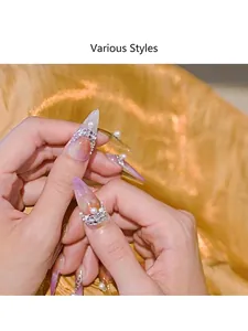 Vue macro de strass en cristal assortis et de perles sur de longs ongles