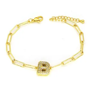 Detailansicht des goldenen Büroklammer-Armbandes mit funkelndem Strass-Buchstaben B