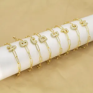 Detailansicht von 18K Gold-Büroklammer-Armbändern mit Strass-Blasenbuchstaben-Anhängern