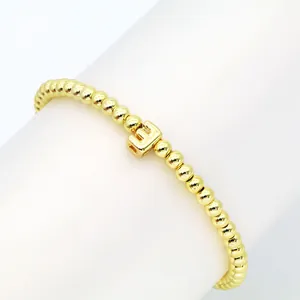 Detailansicht des 18K vergoldeten Perlenarmbands mit einem Ballonbuchstaben E