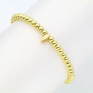Nahaufnahme eines 18K vergoldeten Perlenarmbandes mit einem glatt polierten Goldanhänger
