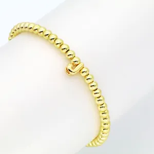 Detailansicht eines goldfarbenen Perlenarmbands mit einem süßen Buchstaben J Anhänger