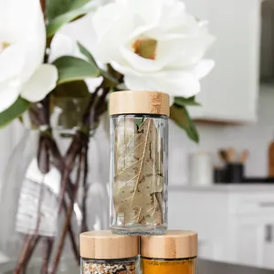 Nahaufnahme von 4oz Glas-Gewürzgläsern mit luftdichten Bambusdeckeln in einer modernen Küche