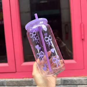 Detailansicht eines 16oz transparenten Bechers mit lila Schleifen- und Herzmustern