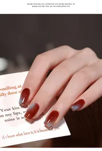 Close-up van elegante rood-blauwe gradiënt nagels gehouden tegen een decoratieve tekstkaart.