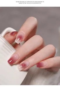 Detail van roze gradiëntnagels gemaakt met een professionele applicator met spons voor nail art