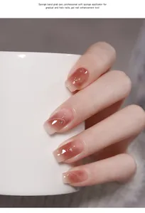 Professioneel ombré-nagelkunsteffect getoond in een gedetailleerde close-up in nude tinten