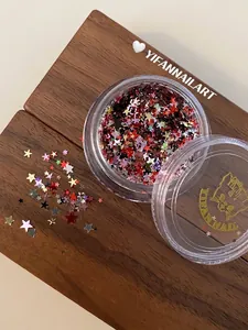Dettaglio macro di paillettes glitterate a forma di stella per nail art in vasetto
