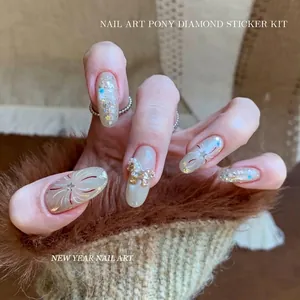 Hoogwaardige nieuwjaars-nagelkunstset met pony-zirkonia-diamanten en parel decor.