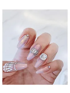 Gros plan d'ongles ballerine violet irisant avec cristaux géométriques