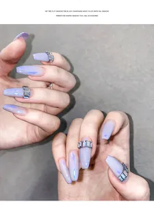 Gros plan détaillé de strass rectangulaires étincelants sur des ongles lavande.