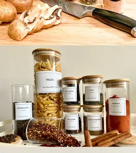 Set aus hochwertigen Gewürzgläsern mit Bambusdeckeln in der hellen Küche