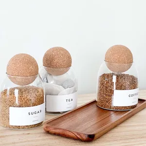 Elegante juego de tarros de cristal con tapas de bola de corcho y bandeja de acacia