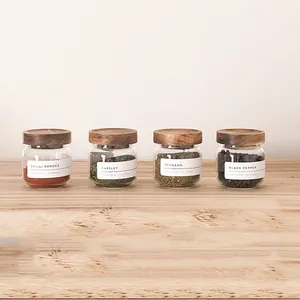 Juego de cuatro tarros de cristal para especias con tapas de madera de acacia