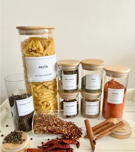 Set aus Vorratsgläsern aus Glas mit luftdichten Bambusdeckeln für Gewürze in der Küche
