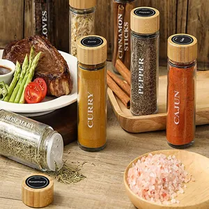 Barattoli per spezie in vetro con coperchi in bambù ed etichette in una cucina