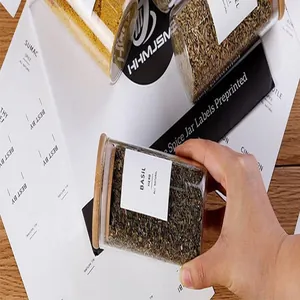 Nahaufnahme eines 200ml Gewürzglases mit Holzdeckel und minimalistischem Basilikum-Etikett