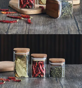 Set aus drei quadratischen Glasbehältern mit Akazienholzdeckeln zur Gewürzaufbewahrung