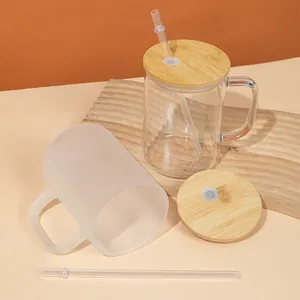 Detailansicht klarer und gefrosteter Glasbecher mit nachhaltigen Bambusdeckeln und Strohhalmen.