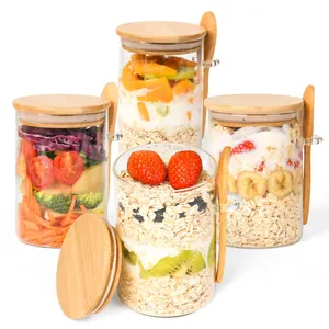 Set di quattro barattoli di vetro con coperchi in bambù e cucchiai per conservare i cereali