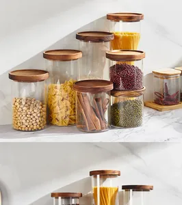 Vista detallada de botes de cristal apilables con tapas de madera herméticas para la cocina