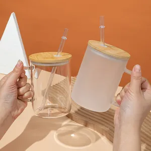 Detailansicht von klaren und mattierten Glasbechern mit Bambusdeckeln und Glasstrohhalmen fürs Büro