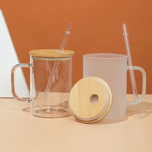 Detailansicht von klaren und mattierten Glastassen mit Bambusdeckeln und Halmen