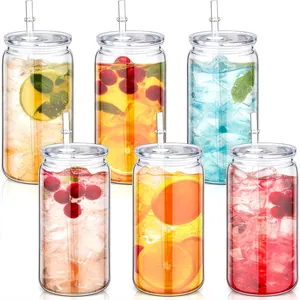 Sechs 16oz Glasbecher in Dosenform mit bunten Eistee-Getränken und Strohhalmen.