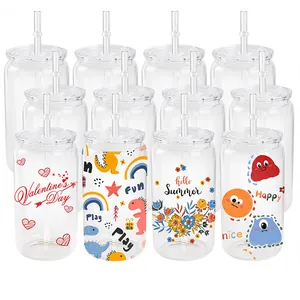 Sammlung von 16oz klaren Dosenbechern mit bunten festlichen und Cartoon-Drucken