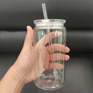 Detailaufnahme einer 16oz Kunststoff-Dose mit Deckel und Strohhalm in der Hand