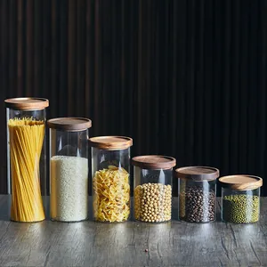 Colección de seis botes de cristal con tapas de madera para pasta y legumbres