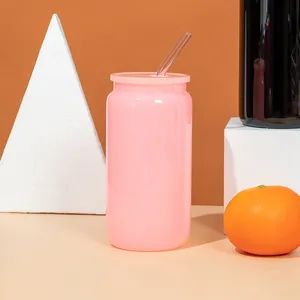 Λεπτομέρεια από ροζ γυάλινο ποτήρι 16oz σε σχήμα κουτιού με καπάκι και καλαμάκι