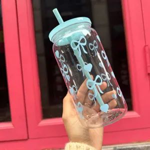 Detailansicht des transparenten 16oz Kunststoffbechers mit blauen Schleifen und Herzen.