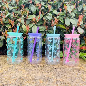 Vier bunte 16oz transparente Becher mit Schleifen- und Herzmustern, Deckeln und Strohhalmen