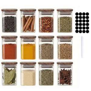 Set aus 12 quadratischen Gewürzgläsern mit Akazienholzdeckeln, Etiketten und Stift.