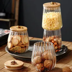 Barattoli in vetro a coste verticali con coperchi in bambù per cereali e piccoli snack