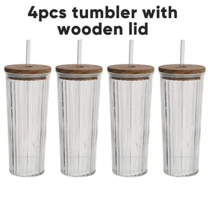 Set aus vier gerippten Glasbechern mit passenden Holzdeckeln und klaren Strohhalmen