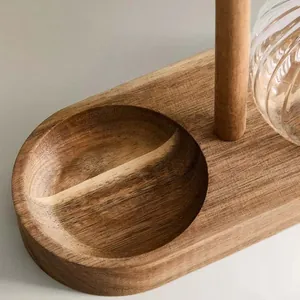 Vue détaillée du support en bois minimaliste pour un flacon d'huile en verre rayé