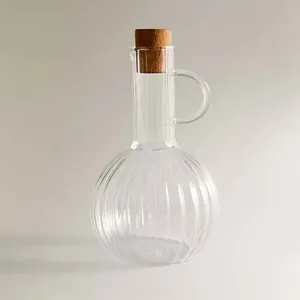 Vue détaillée d'un distributeur d'huile en verre nervuré avec un bouchon en liège
