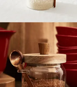 Detailansicht eines Gewürzglases aus Glas mit Naturholzdeckel und passendem Holzlöffel.