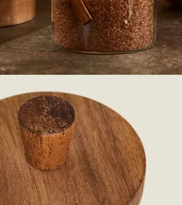 Detailansicht eines luxuriösen Glasvorratsglases mit hochwertigem Holzdeckel und Löffel
