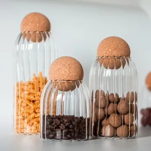 Minimalistische Vorratsgläser mit Rillenstruktur und Korkkugel-Deckel für Lebensmittel